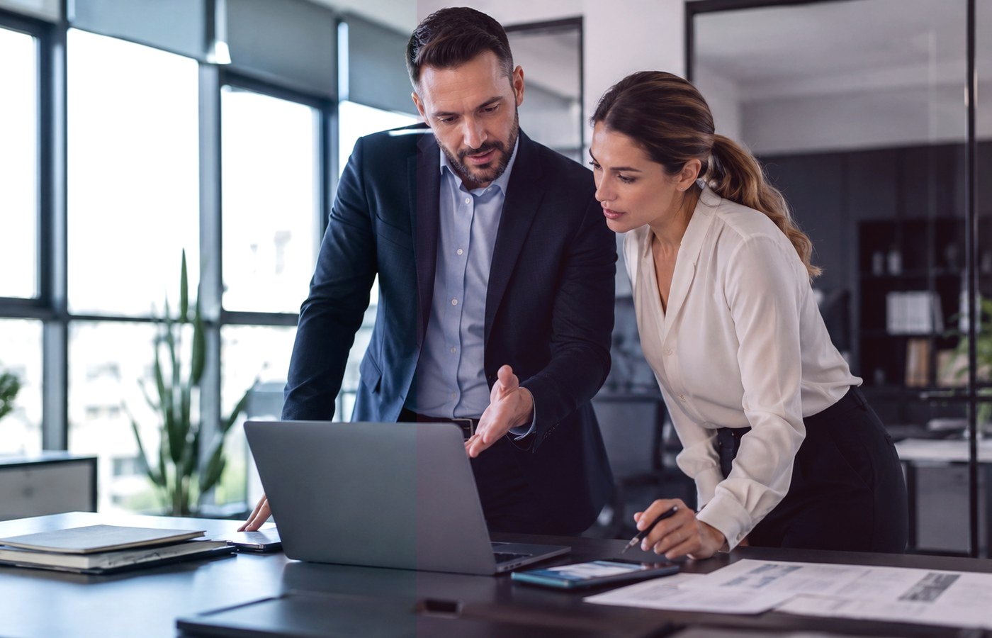 Documents et ordinateur en contexte professionnel